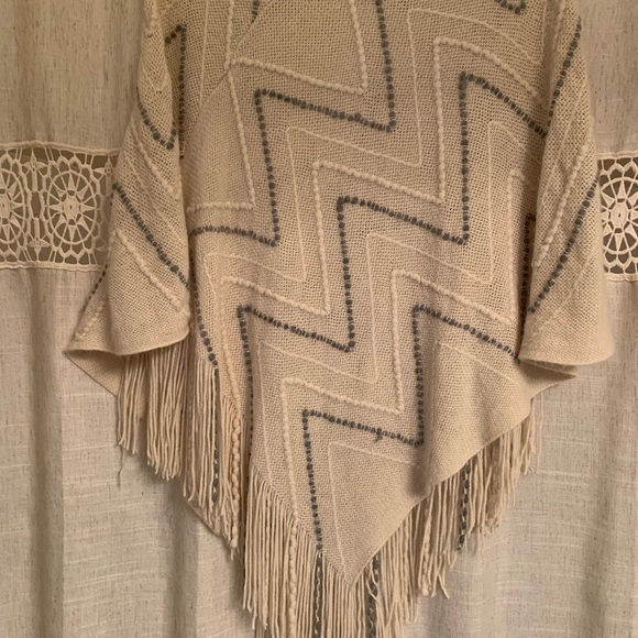 Cream poncho - Picture 3 of 4